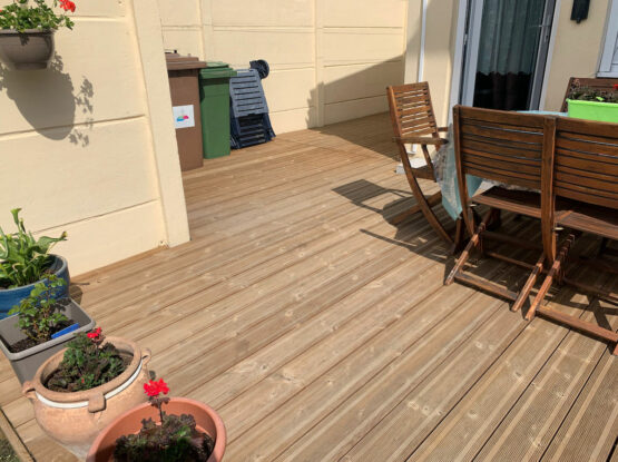TERRASSE BOIS MODULAIRE EN RENOVATION SUR CARRELAGE ABIME