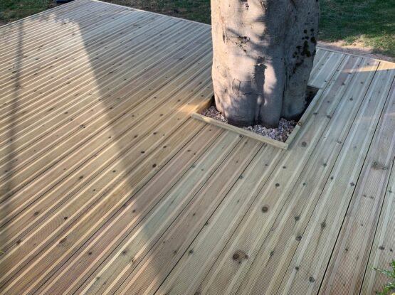 TERRASSE BOIS EN KIT SUR DES PLOTS AUTOUR D’UN ARBRE, EXTENSION SUR LA PELOUSE