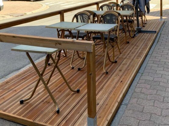 Espace Gourmand Urbain : Création d’une Terrasse Saisonnière sur Deux Places de Stationnement