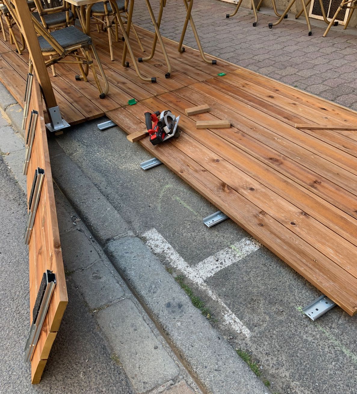 Montage de la terrasse du restaurant