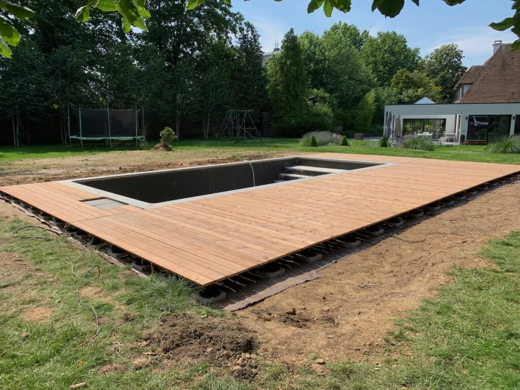 Terrasse en bois autour d'une piscine sur mesure