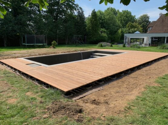 TERRASSE EN BOIS AUTOUR D&rsquo;UNE PISCINE INSTALLEE SUR PLOTS