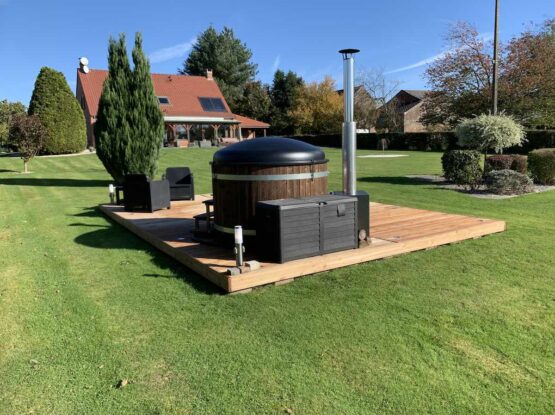 TERRASSE EN BOIS SUR PELOUSE POUR BAIN NORVEGIEN