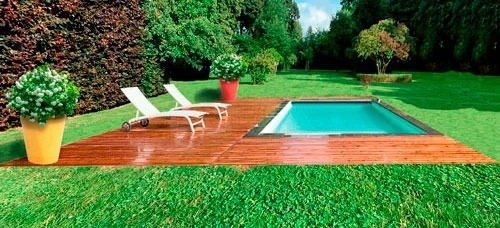 Terrasse en bois autour d'une piscine