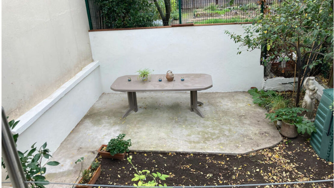 Amenagement dalle béton dans un jardinet avec KitTerrasse