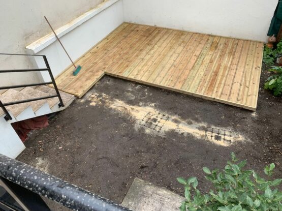 COUVERTURE DALLE BETON AVEC TERRASSE BOIS DANS UN JARDINET
