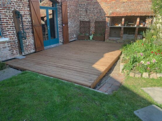 TERRASSE EN BOIS SUR CUVE BETON DANS UNE COURS DE JARDIN
