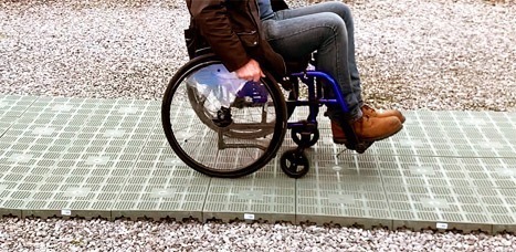 Accès fauteuil roulant avec dalle de jardin