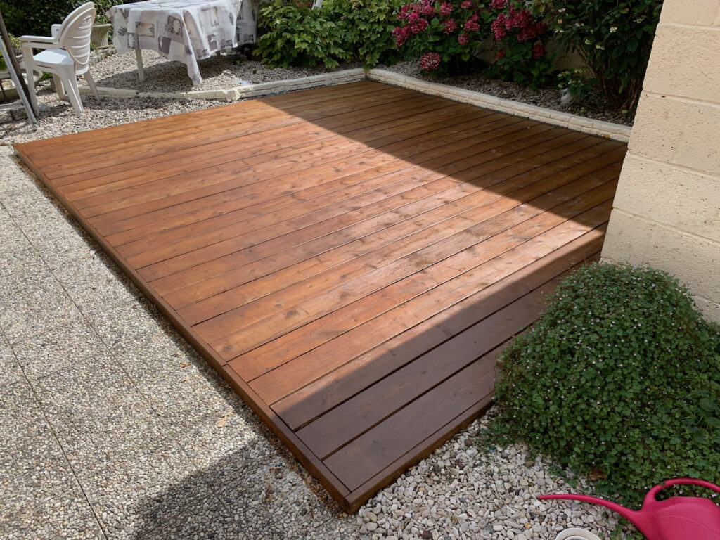 Détails de finition de la terrasse bois modulaire Kitterrasse Pro sur cailloux