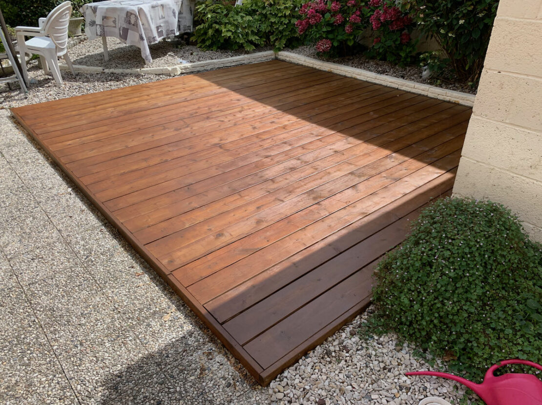 Détails de finition de la terrasse bois modulaire Kitterrasse Pro sur cailloux