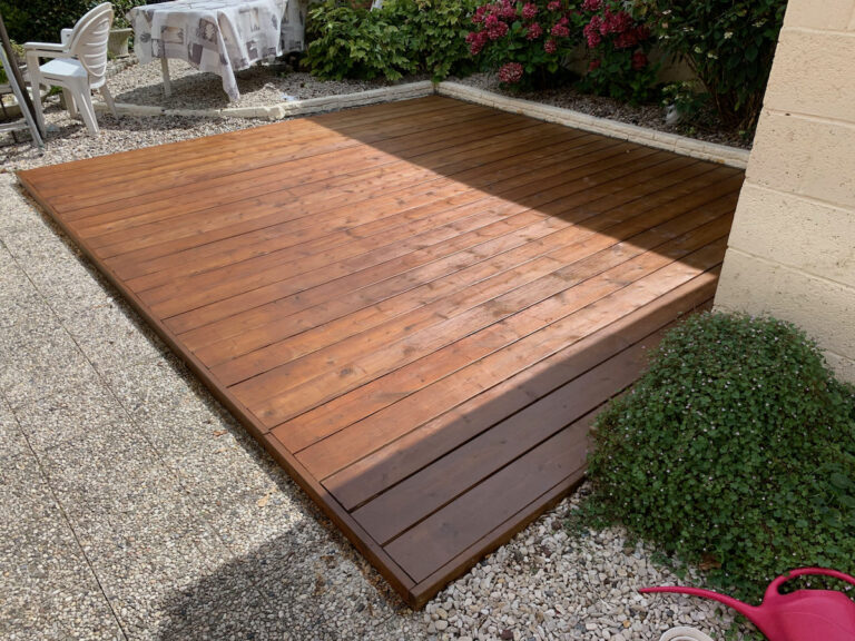 Détails de finition de la terrasse bois modulaire Kitterrasse Pro sur cailloux