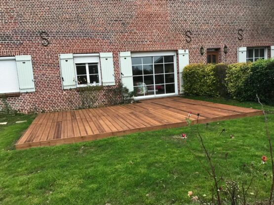 INSTALLATION D&rsquo;UNE TERRASSE SUR UNE PELOUSE POUR UNE MAISON D’HÔTE