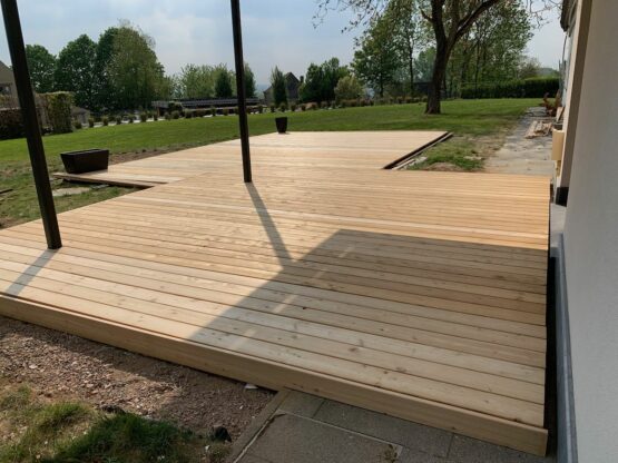 TERRASSE EN MELEZE SUR TERRE AVEC KITTERRASSE PRO