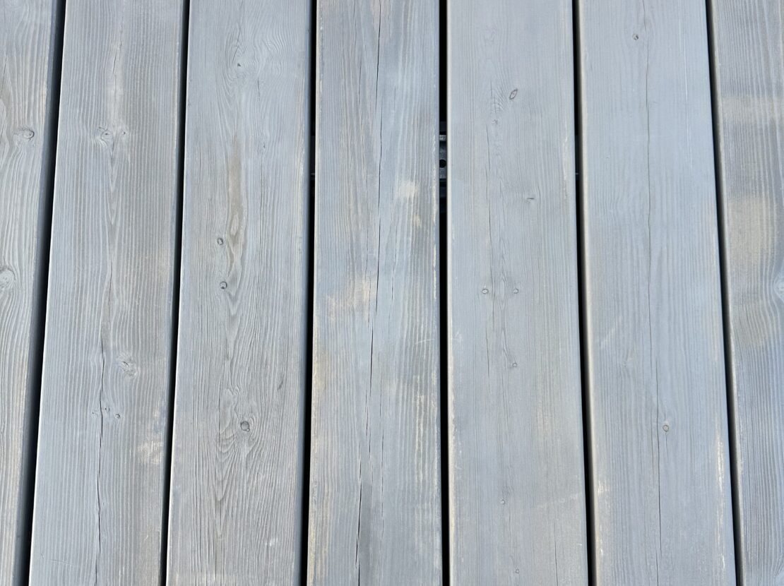 e traitement appliqué confère au bois une teinte homogène et élégante, mettant en valeur les veines naturelles. La terrasse s’ancre dans son environnement sans rupture, prête à affronter les saisons.