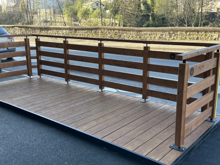 Garde-corps en bois de terrasse avec marquage jaune réfléchissant.