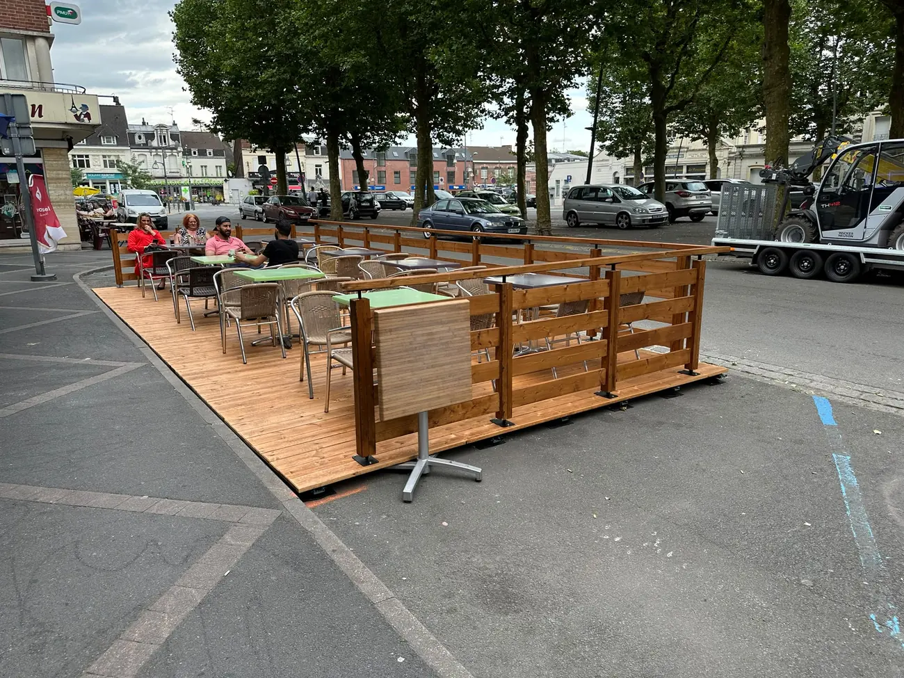 Après : terrasse Marc Verde installée sur le parvis à Anzin, clients attablés