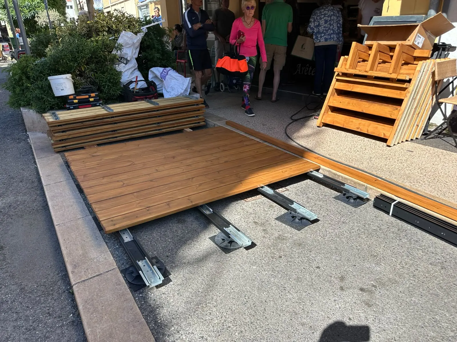 Assemblage sur site : modules de plancher posés sur rails, éléments préparés empilés à proximité