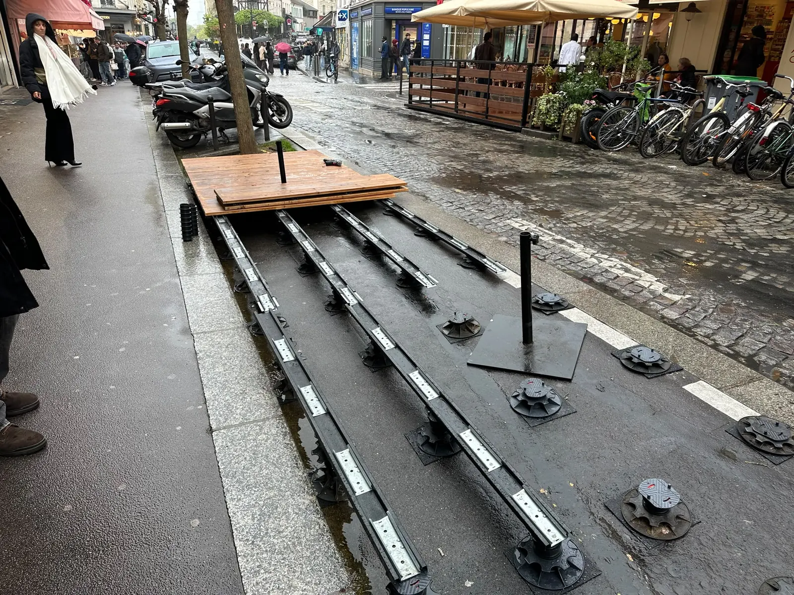 Avant : place de stationnement nue à Paris 18e, lambourdes de la contre-terrasse en cours de pose