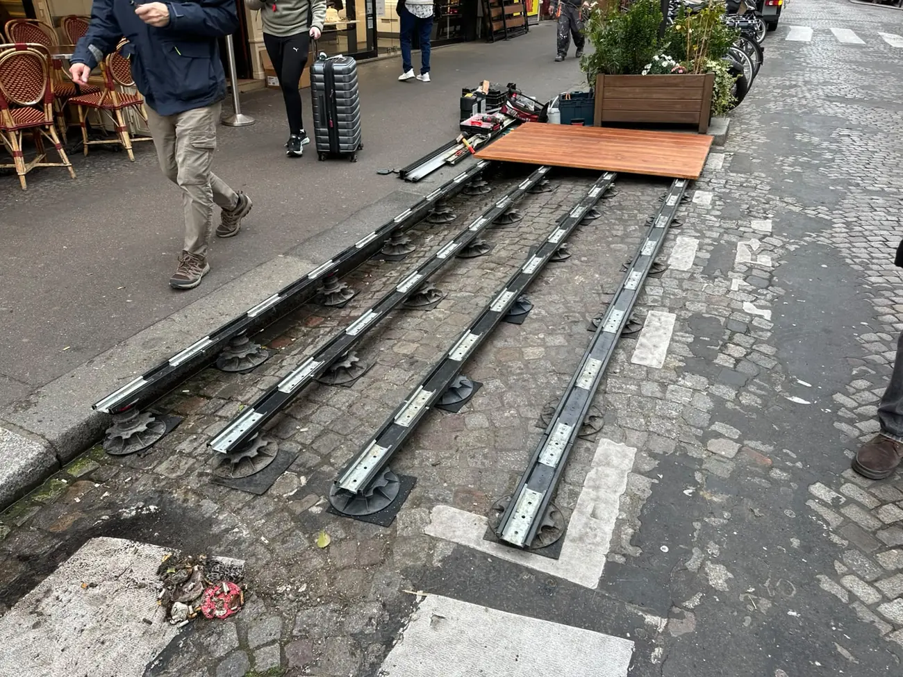 Avant : pavés et caniveau, structure de terrasse sur plots réglables en préparation