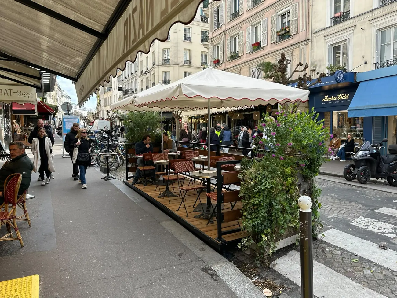 Contre-terrasse modulaire de brasserie installée sur des places de stationnement