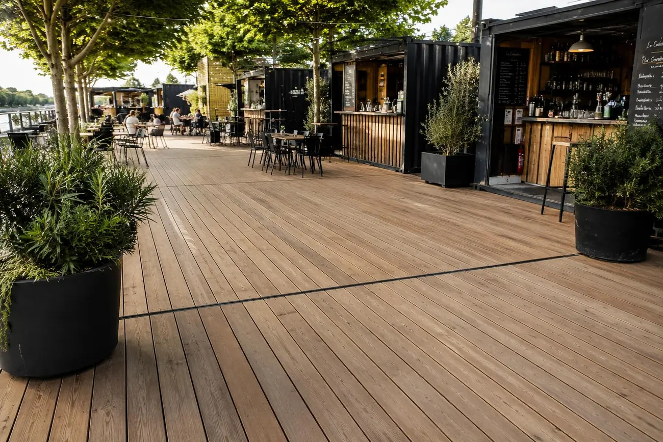 Espace lunch extérieur avec plancher bois Marc Verde