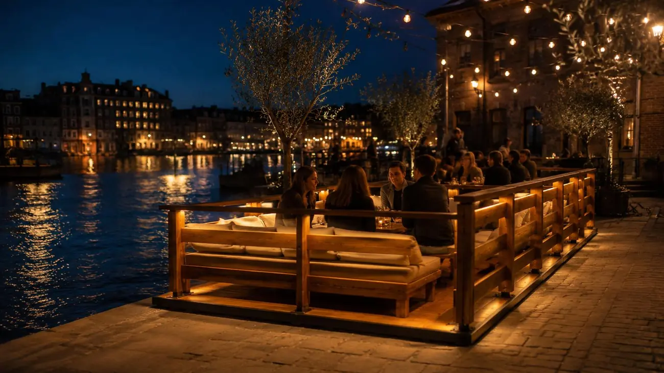 Guinguette éclairée en bord de quai, aménagée par Marc Verde