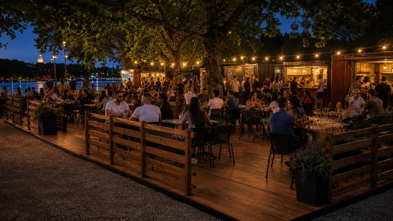 Guinguette haut de gamme Marc Verde en soirée, guirlandes allumées