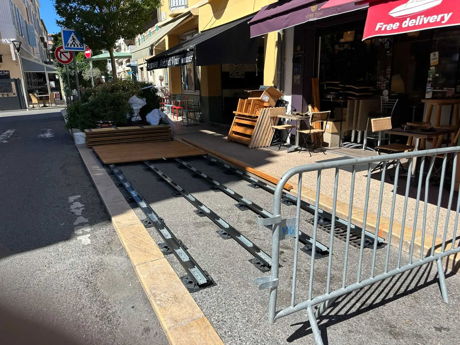 Implantation des rails sur plots réglables dans une zone balisée, avant pose du plancher