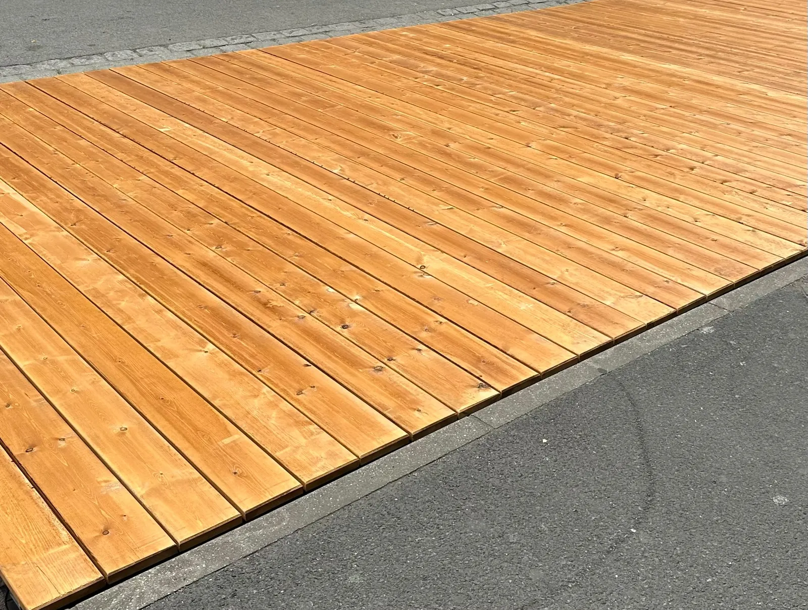 Remorque et utilitaire au plus près de la zone de pose, rails et premiers modules en place