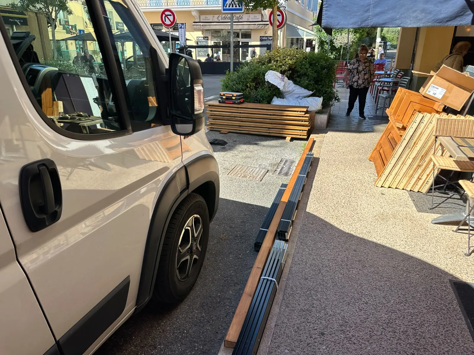 Modules de terrasse préassemblés et conditionnés, livrés au pied du site par utilitaire