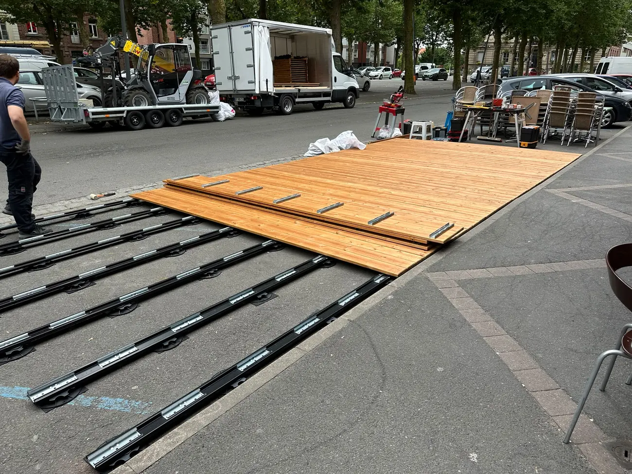Camion et modules bois préfabriqués livrés sur site pour le montage d'une contre-terrasse