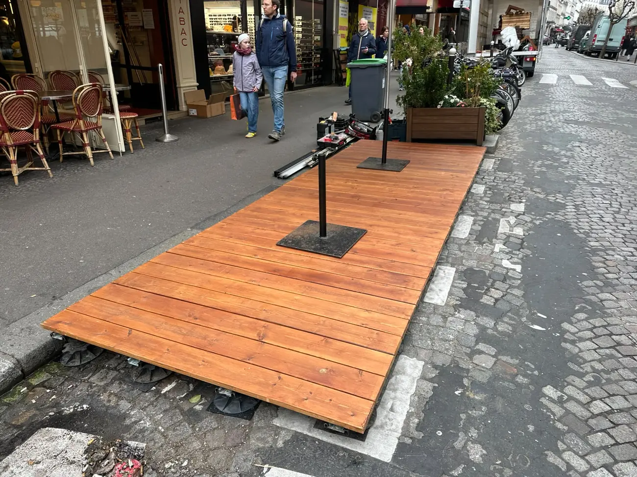 Plancher de contre-terrasse terminé, prêt à recevoir le mobilier