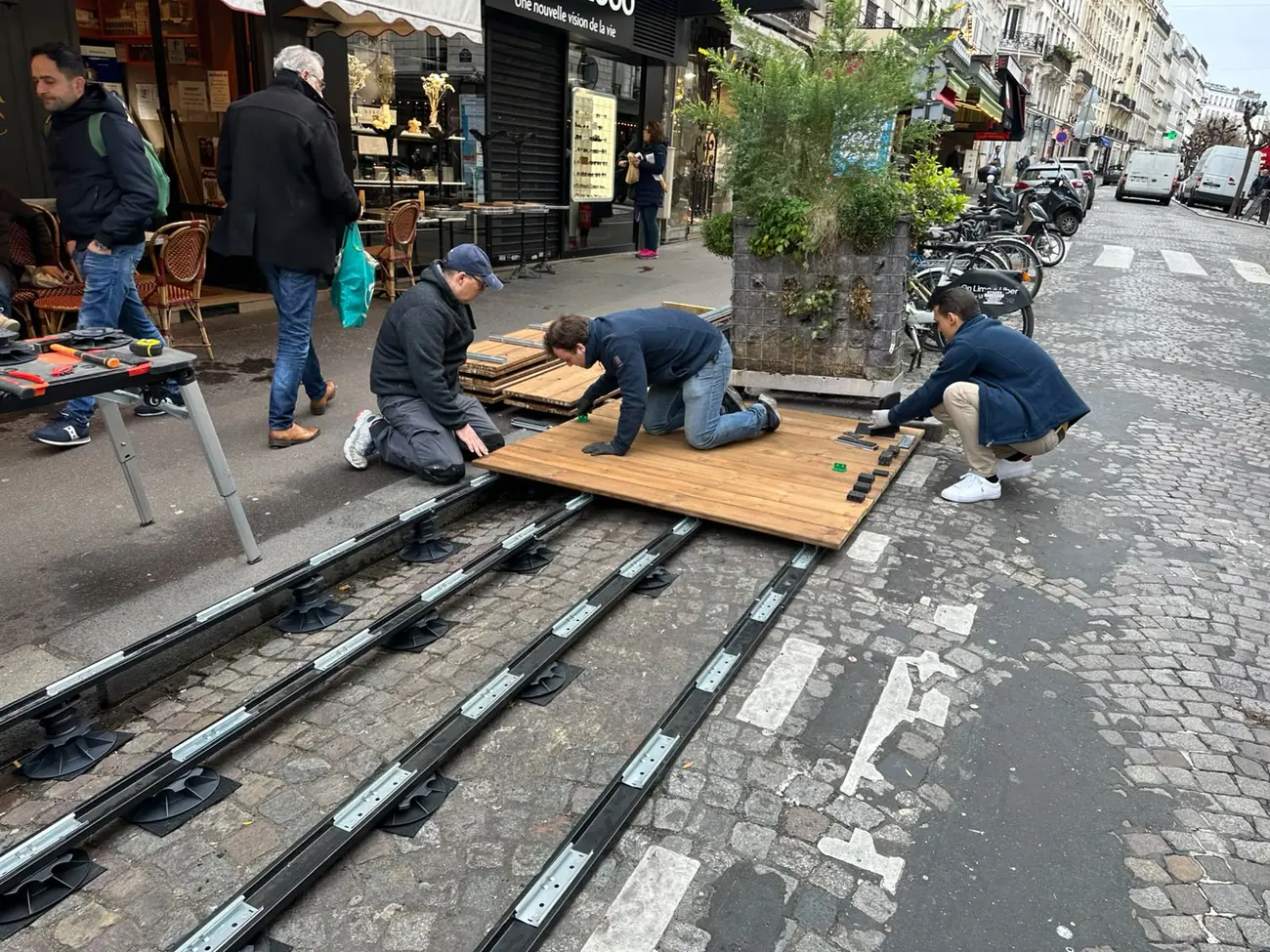 Équipe Marc Verde posant le platelage sur lambourdes réglables