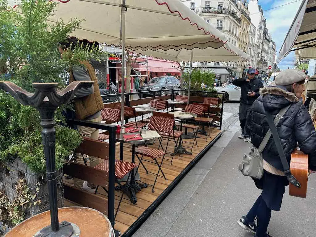 Terrasse estivale Marc Verde en bois installée sur le trottoir du café Le Nazir, Paris 18e