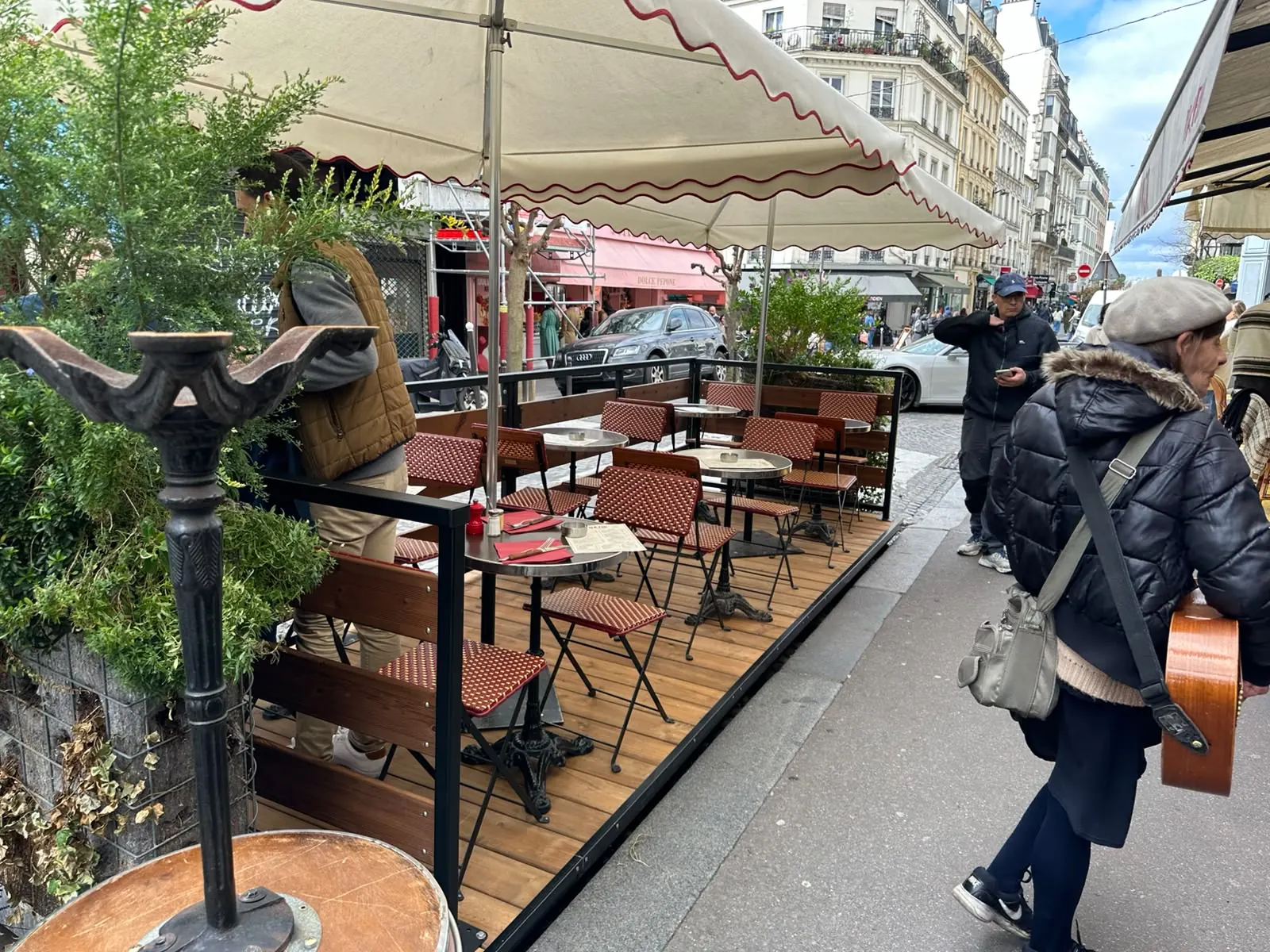 Terrasse modulaire en bois ouverte au public après installation, tables occupées